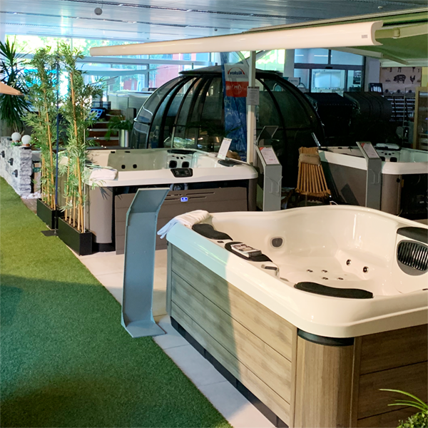 Whirlpool Austellung Bullfrog Spas